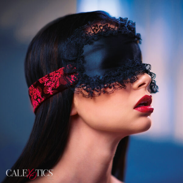 The absence of sight heightens our other senses. By introducing an eye mask into sensual play the resulting lack of sight awakens a new range of sensations and feelings. That which begins with trust ends in ecstasy.